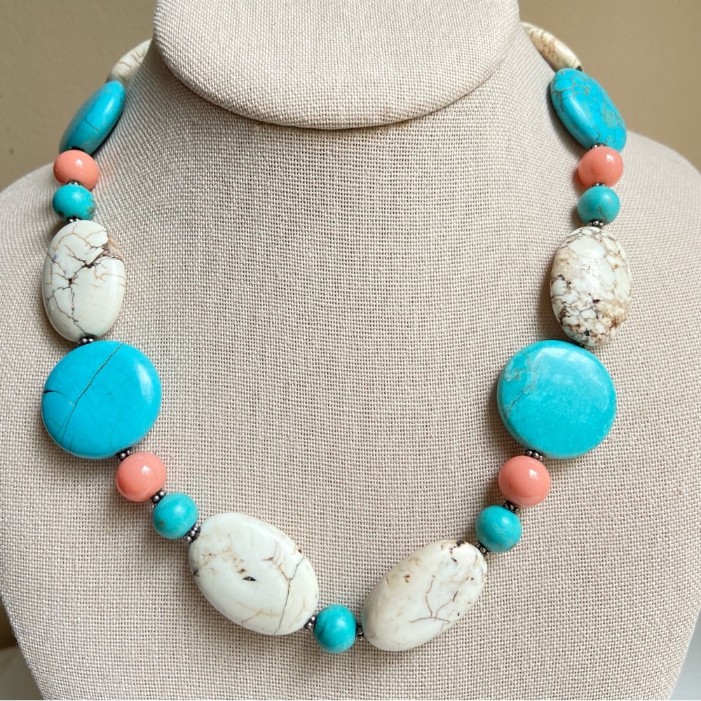 Donna Dressler chunky dyed white and blue howlite stone beaded neckace signed